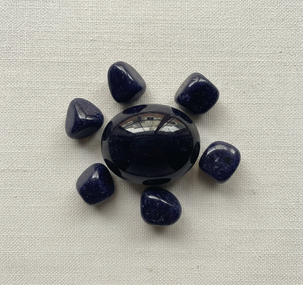 Iolite Cat's Eye from India, hand-graded by The Stone Atlas, lot XA43